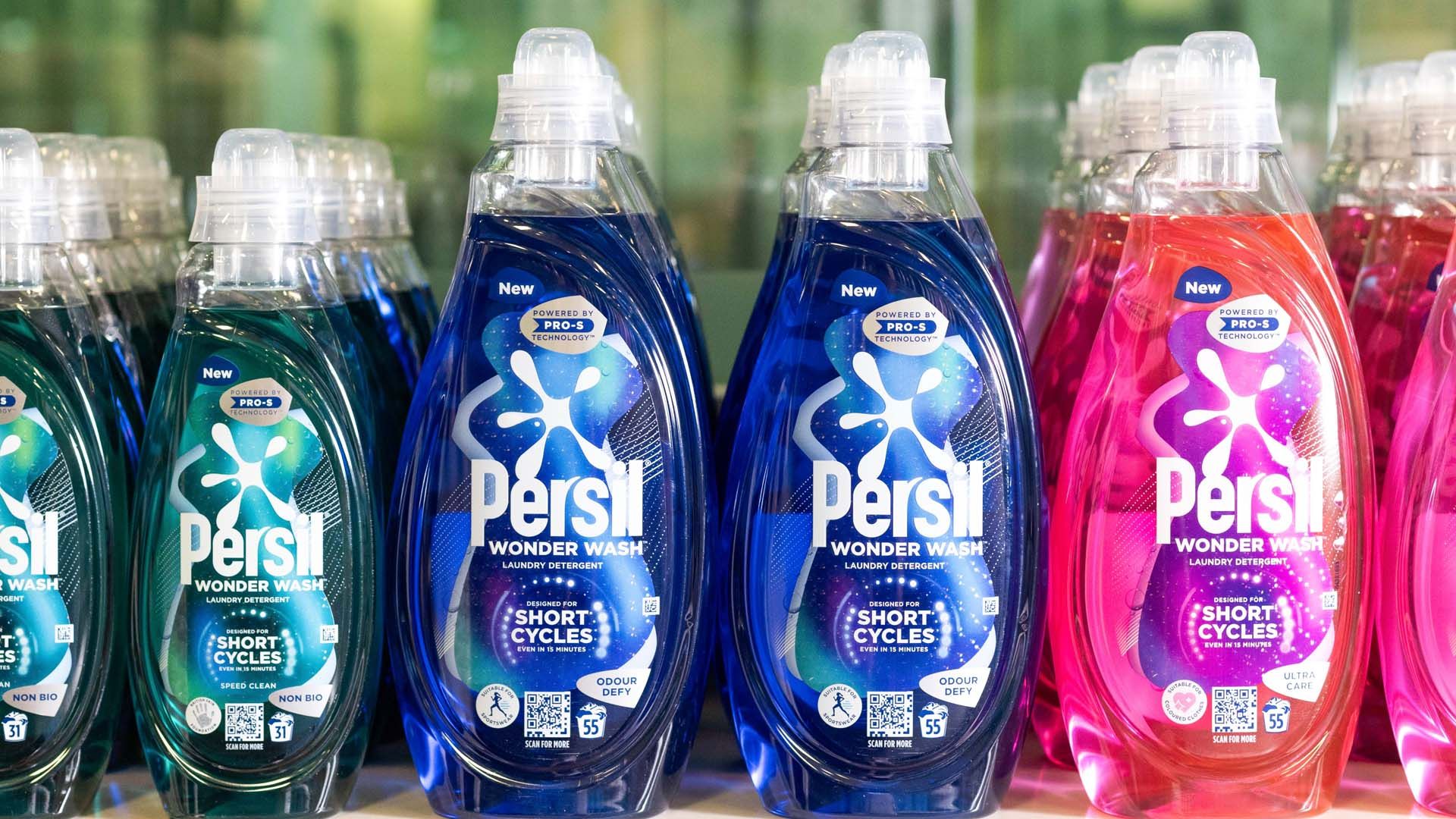 Line-up dei flaconi Persil Wonder Wash dal gruppo Home Care di Unilever.