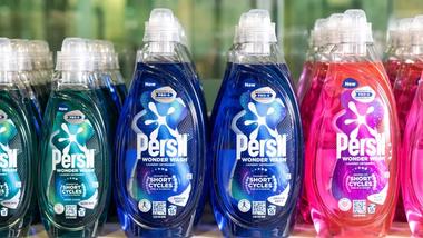 Line-up dei flaconi Persil Wonder Wash dal gruppo Home Care di Unilever.