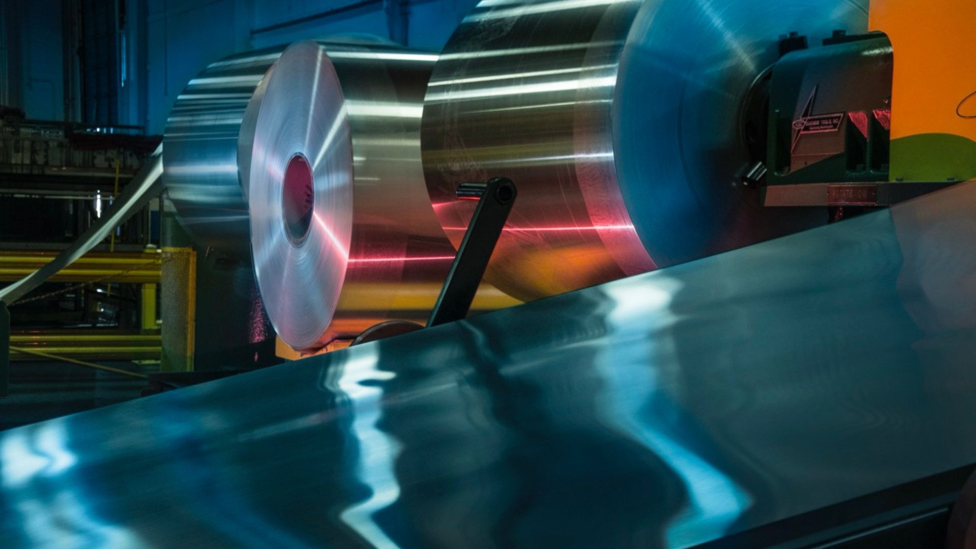 Immagine di una fabbrica, più specificamente di macchinari di produzione.