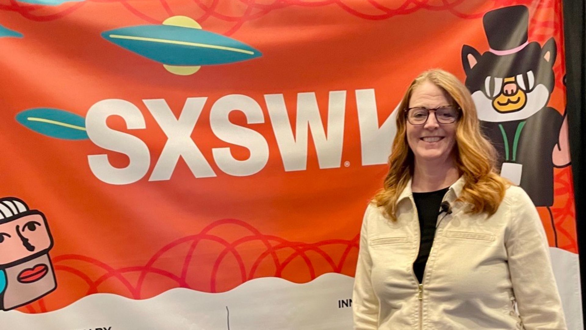 Dr.ssa Samantha Samaras, SVP Science & Technology di Unilever, sorride davanti al banner della conferenza SXSW.