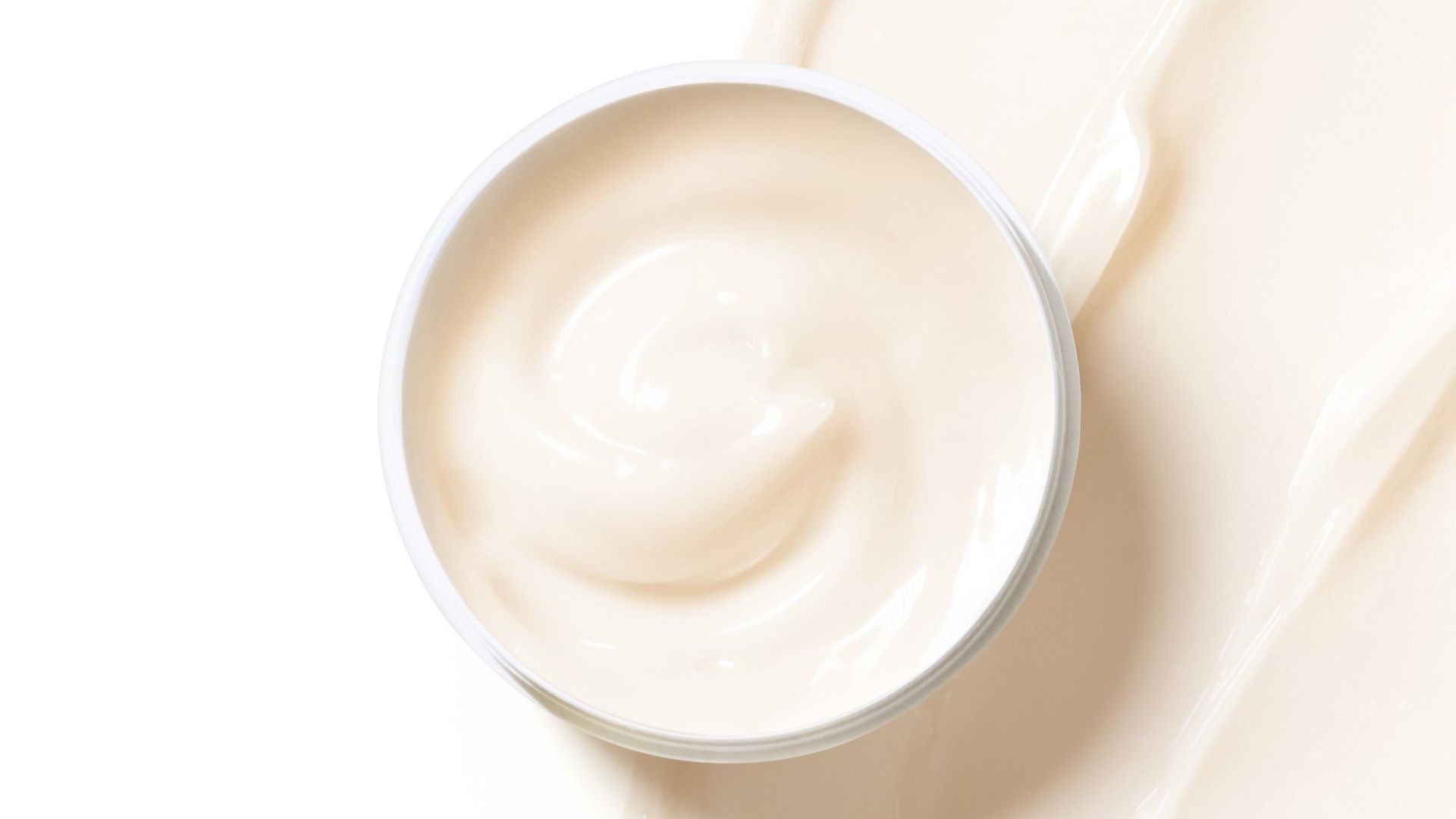 Un vasetto aperto della ricca maschera Dove 10-in-1 Bond Strength Serum Mask, un trattamento settimanale per gestire i danni estremi ai capelli.