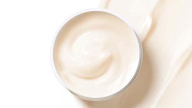 Un vasetto aperto della ricca maschera Dove 10-in-1 Bond Strength Serum Mask, un trattamento settimanale per gestire i danni estremi ai capelli.