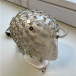 Un casco EEG su una testa di manichino. Questa tecnologia viene utilizzata nel neurosignalamento per monitorare i segnali cerebrali influenzati da stimoli sensoriali.