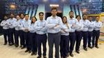 14 dipendenti della fabbrica di Bellezza e Benessere di Unilever a Tinsukia, in India, un sito della rete Lighthouse del WEF. Indossano camicie azzurre, stanno in piedi e sorridono alla fotocamera.