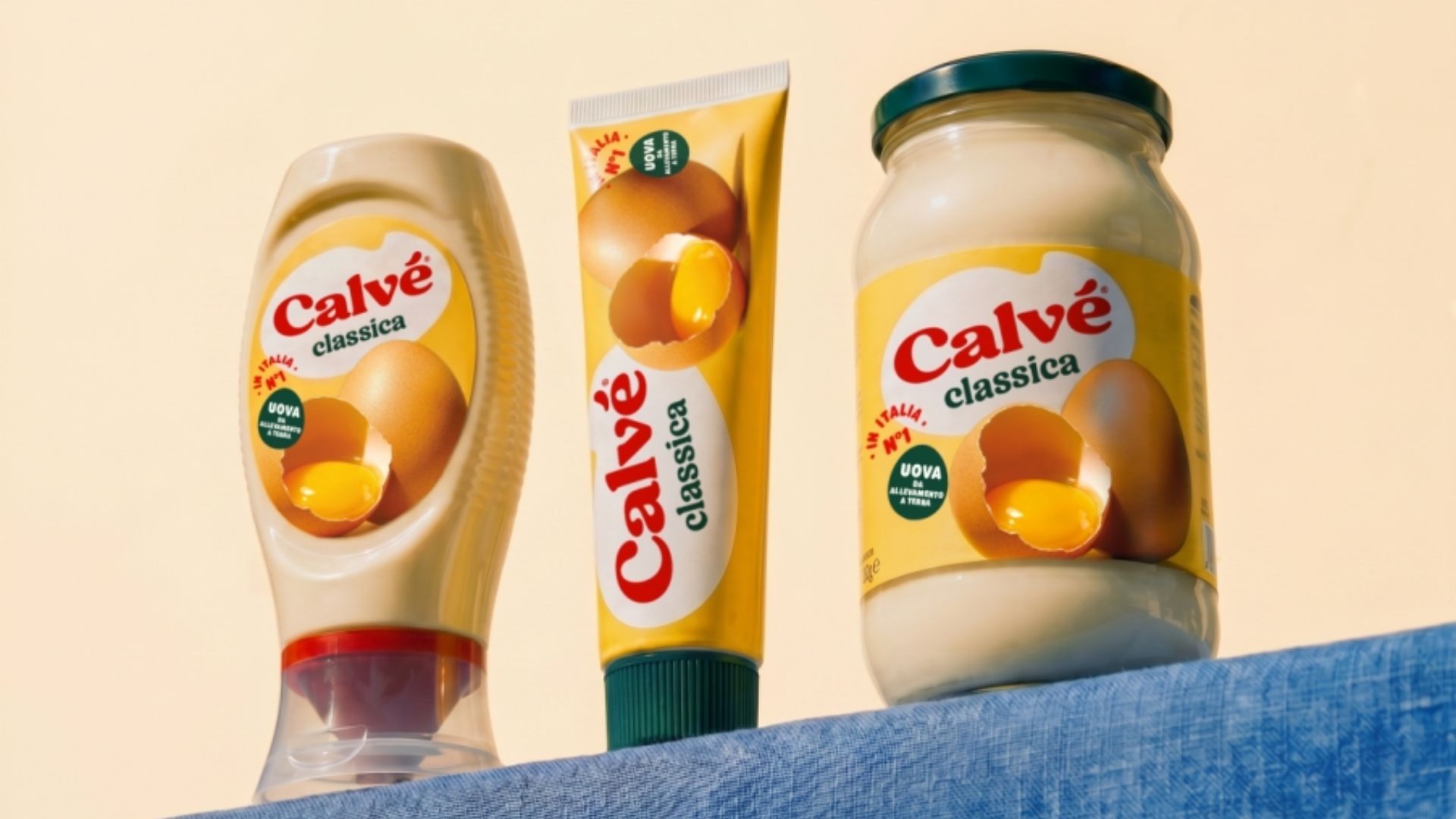 Tre barottoli di maionese Calvé.