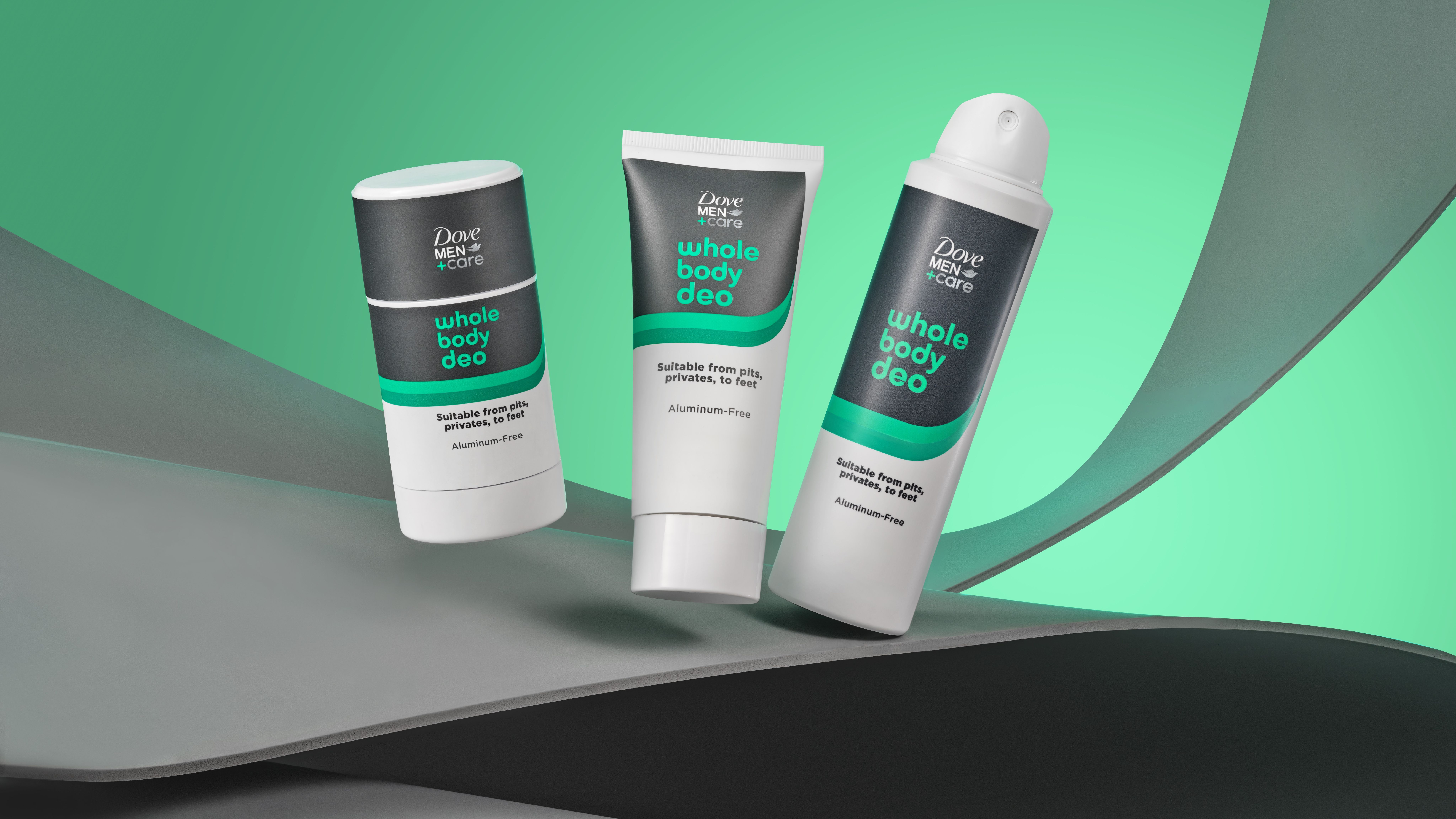 Tre confezioni di deodoranti per tutto il corpo Dove Men+Care: uno stick, uno spray e una crema. Le confezioni sono bianche, grigie e verdi.