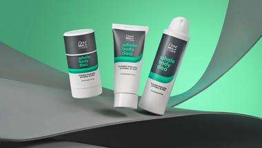 Tre confezioni di deodoranti per tutto il corpo Dove Men+Care: uno stick, uno spray e una crema. Le confezioni sono bianche, grigie e verdi.