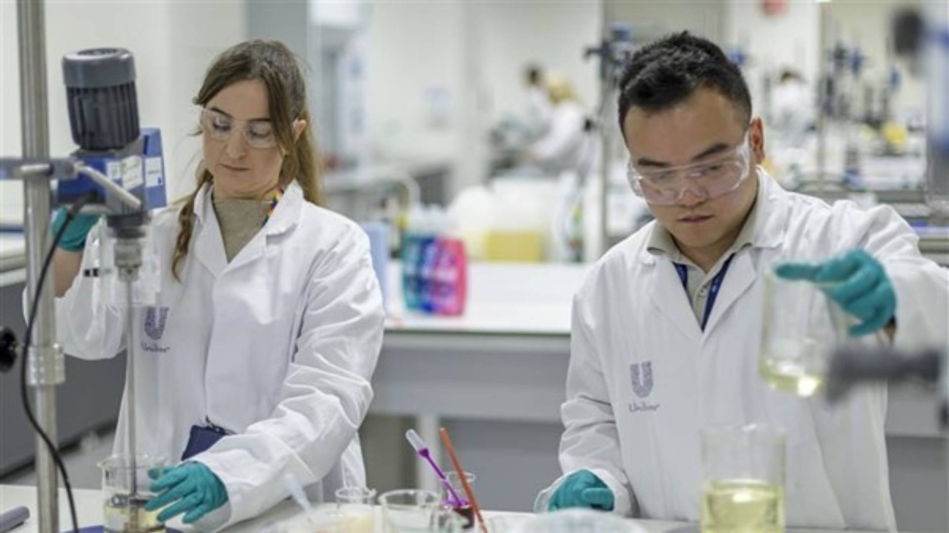 Due persone dell’R&D che stanno lavorando alla formulazione del prodotto