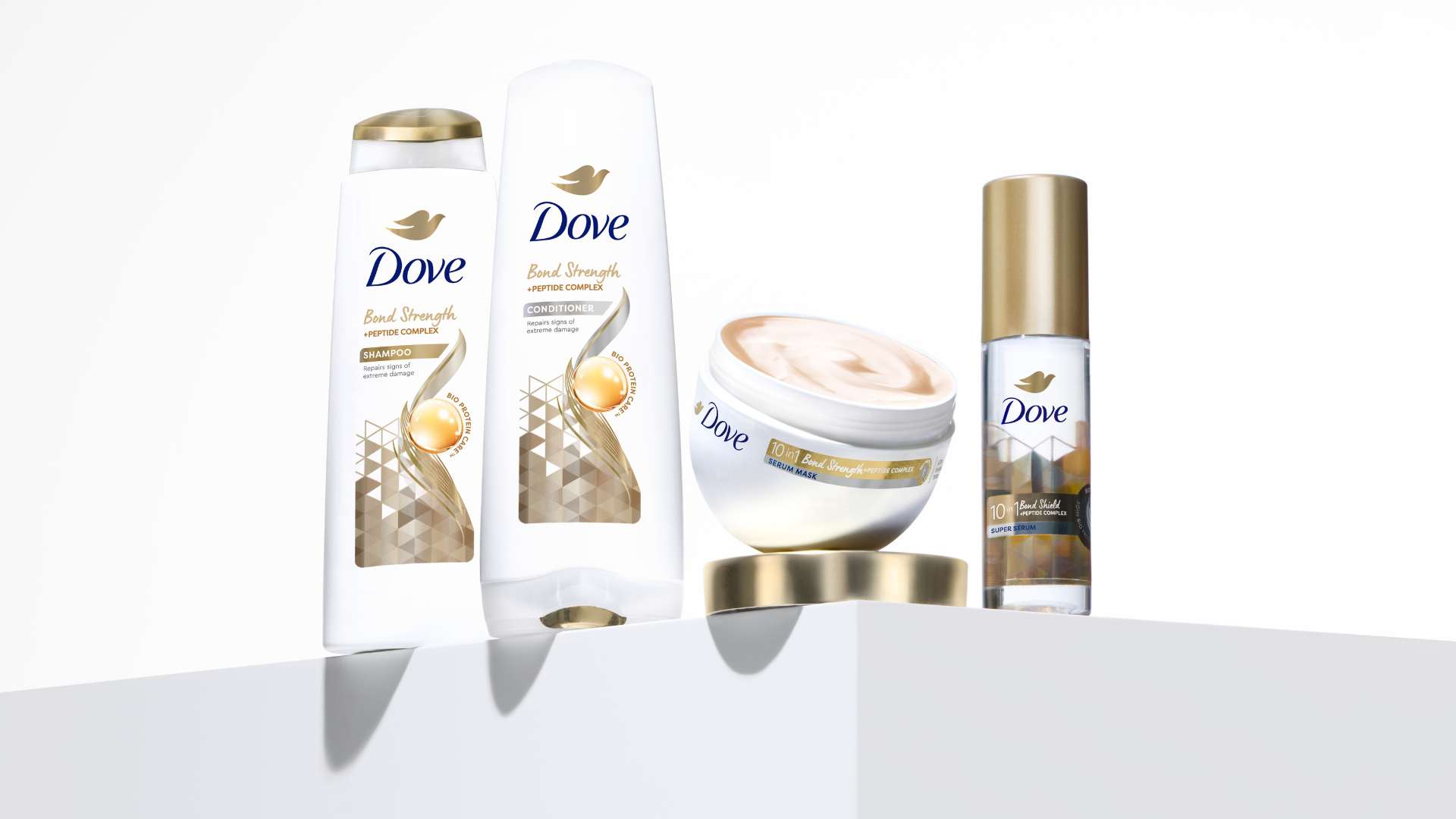 Quattro prodotti della gamma Dove Bond Strength con tecnologie avanzate di rafforzamento del legame per riparare i danni estremi ai capelli.