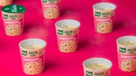 Sei vasetti Knorr Carbonara Mini Meal su uno sfondo rosa acceso.