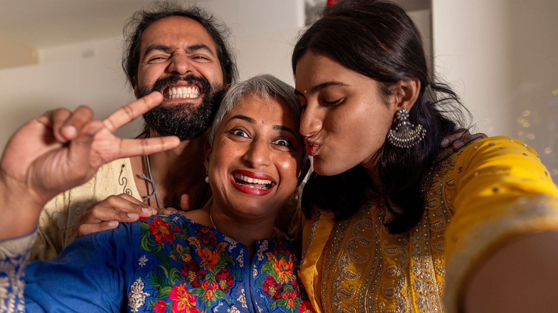 Tre persone della stessa famiglia che sorridono