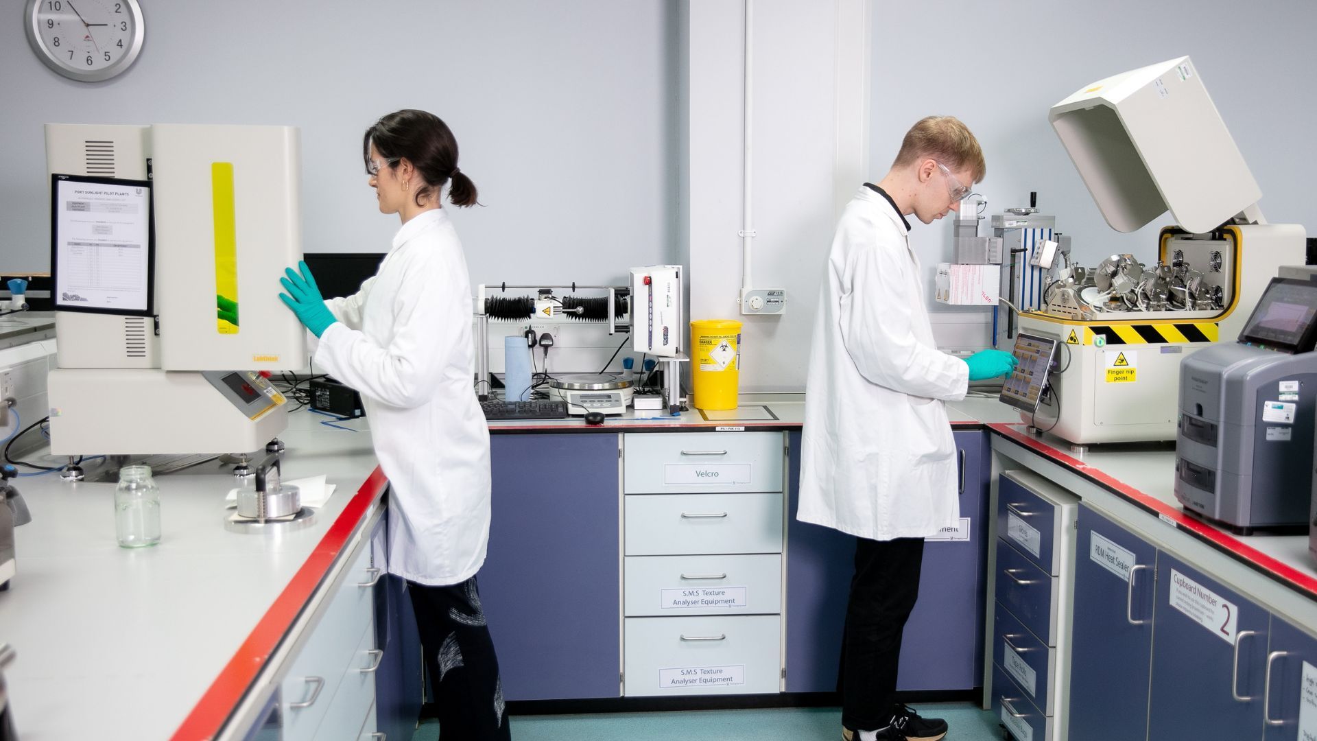 Due scienziati specializzati in materiali da imballaggio della Unilever testano dei campioni per verificarne le proprietà di barriera contro umidità, ossigeno e luce.