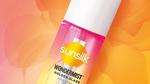 La nuova hair mist WonderMist di Sunsilk nella variante Golden Glaze. Un piccolo flacone spray rosa e arancione su uno sfondo rosa e arancione.