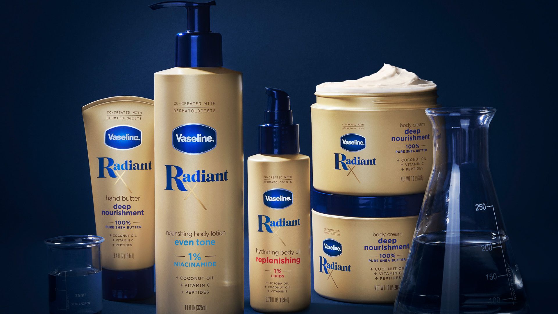 Prodotti della collezione Vaseline Radiant X, tra cui la Nourishing Body Lotion e l’Hydrating Body Oil. Il packaging è dorato su sfondo blu scuro.