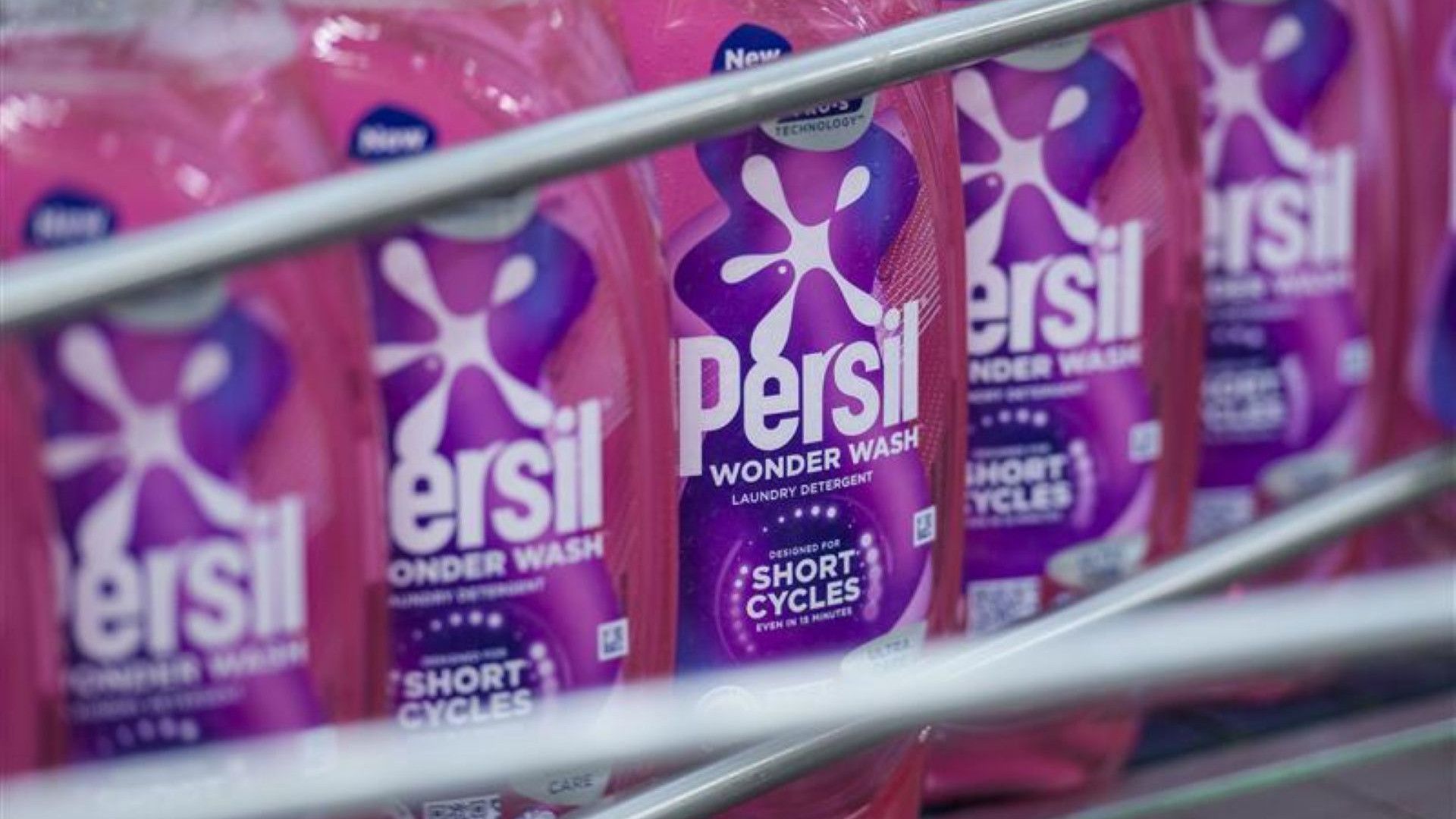 Diversi flaconi rosa di Wonder Wash allineati.