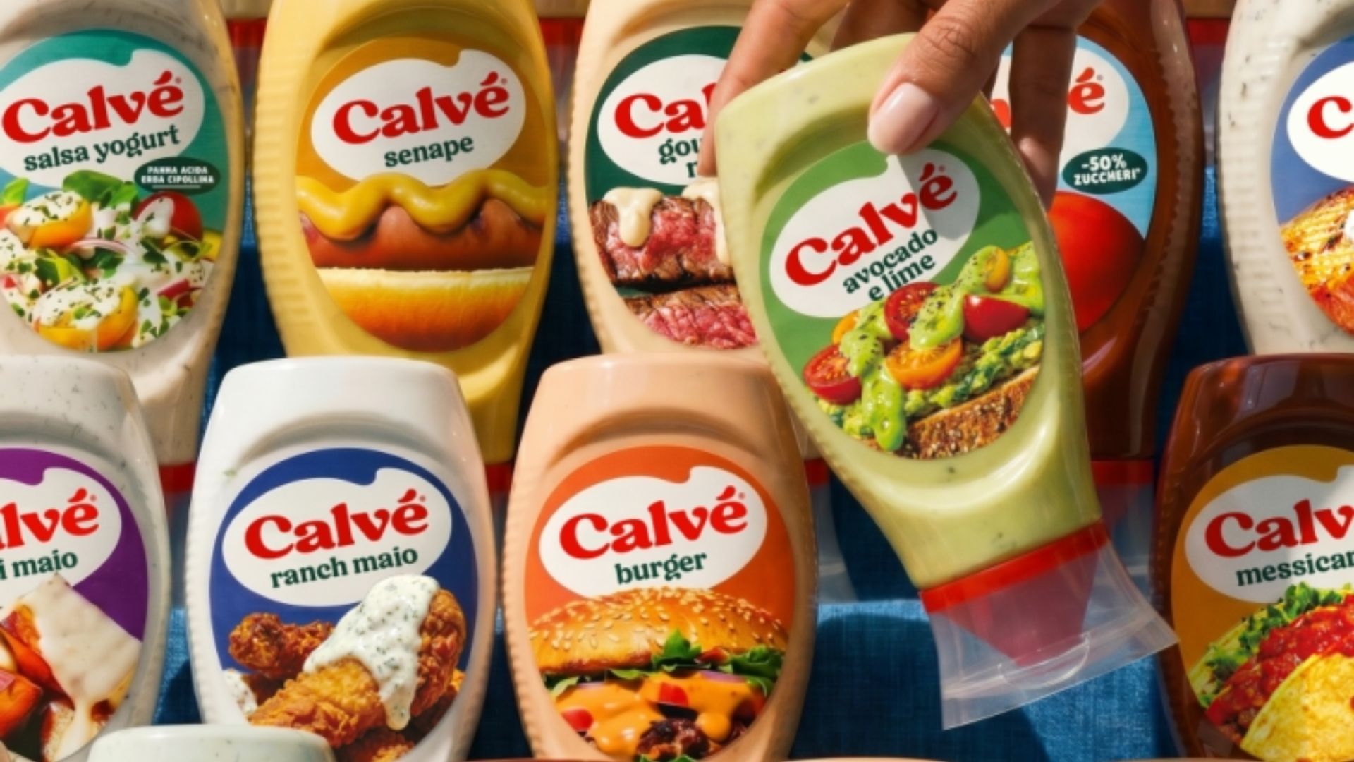 Una serie di tubetti Calvé in diversi gusti.