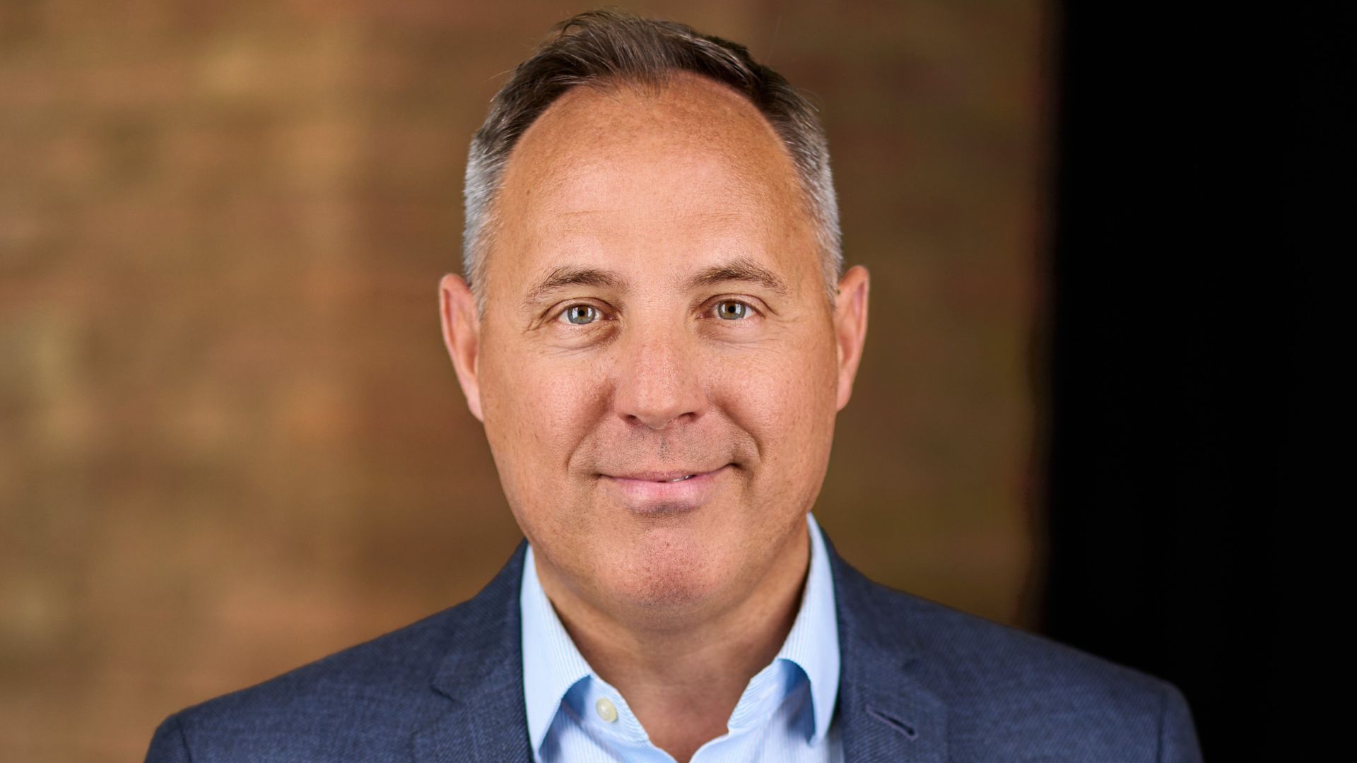 Pablo Costa, Global Head of Packaging di Unilever, in camicia e abito blu.