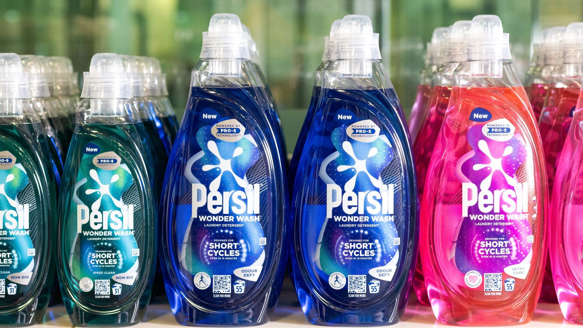 Line-up dei flaconi Persil Wonder Wash dal gruppo Home Care di Unilever.