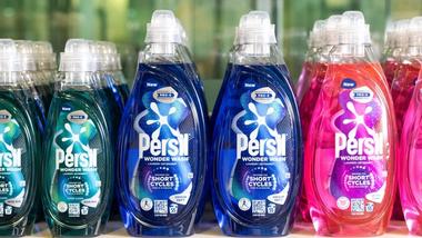 Line-up dei flaconi Persil Wonder Wash dal gruppo Home Care di Unilever.